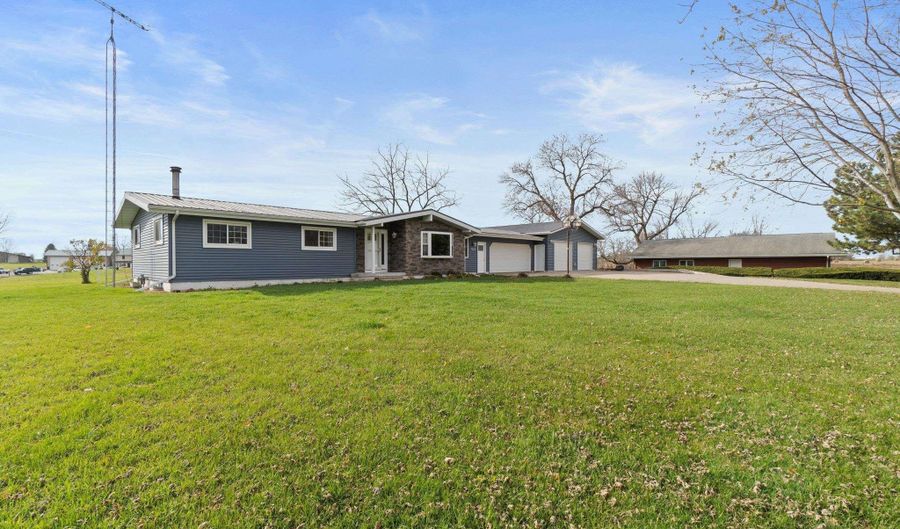 821 Lincoln St, Ainsworth, IA 52201 - 3 Beds, 2 Bath