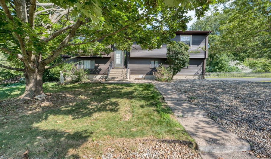 58 Towne Dr, Berlin, CT 06037 - 2 Beds, 3 Bath