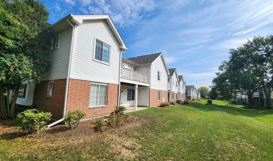 1727 W Hawkes St 8, Arlington Heights, IL 60004 - 2 Beds, 2 Bath