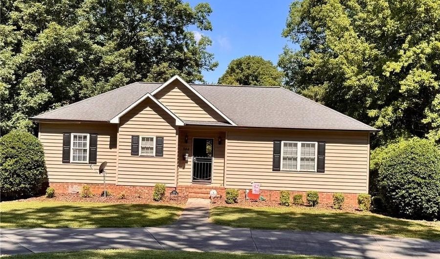 944 Trollinger Rd, Asheboro, NC 27203 - 3 Beds, 2 Bath
