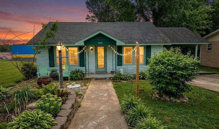 302 Vine St, Alton, MO 65606 - 3 Beds, 2 Bath
