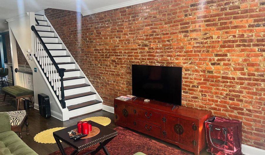211 S ROBINSON St, Baltimore, MD 21224 - 3 Beds, 3 Bath