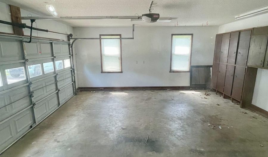 17556 Fairway Dr, Athens, AL 35613 - 3 Beds, 2 Bath
