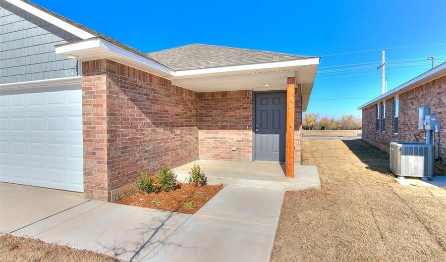 924 Hudson Rd, Chickasha, OK 73018 - 3 Beds, 2 Bath