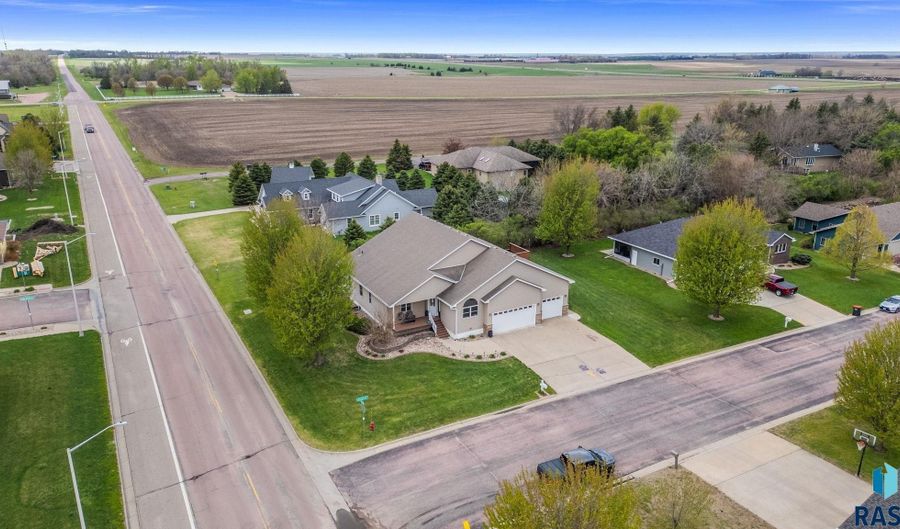 1005 Walnut St, Beresford, SD 57004 - 6 Beds, 4 Bath