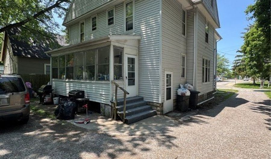 420 W 38th St, Ashtabula, OH 44004 - 6 Beds, 2 Bath