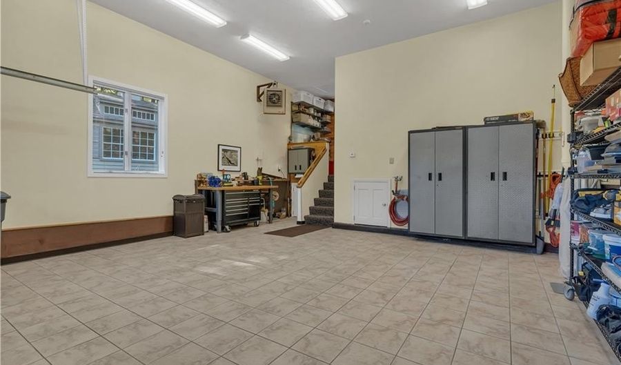 35 TIMBERLAND Dr, Lincoln, RI 02865 - 4 Beds, 2 Bath