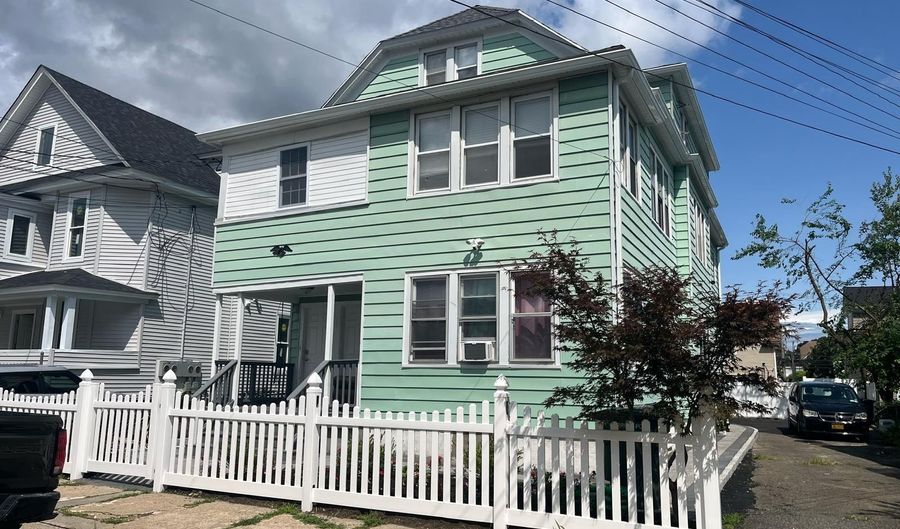 744 Park St 3Rd Fl, Bridgeport, CT 06608 - 3 Beds, 1 Bath