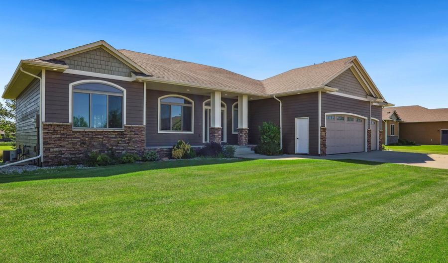 504 W Palmer Cir, Aberdeen, SD 57401 - 6 Beds, 3 Bath
