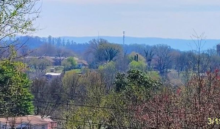 204 Riggs St, Athens, TN 37303 - 3 Beds, 2 Bath