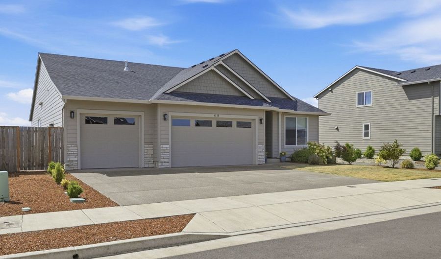 4722 ROYAL Dr, Albany, OR 97321 - 3 Beds, 2 Bath