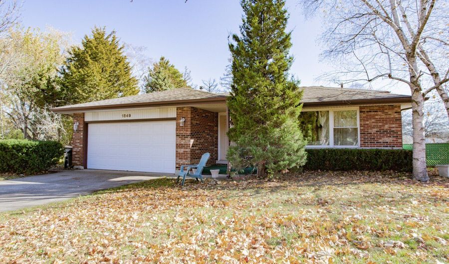 1849 W Spring Ridge Dr, Arlington Heights, IL 60004 - 3 Beds, 2 Bath