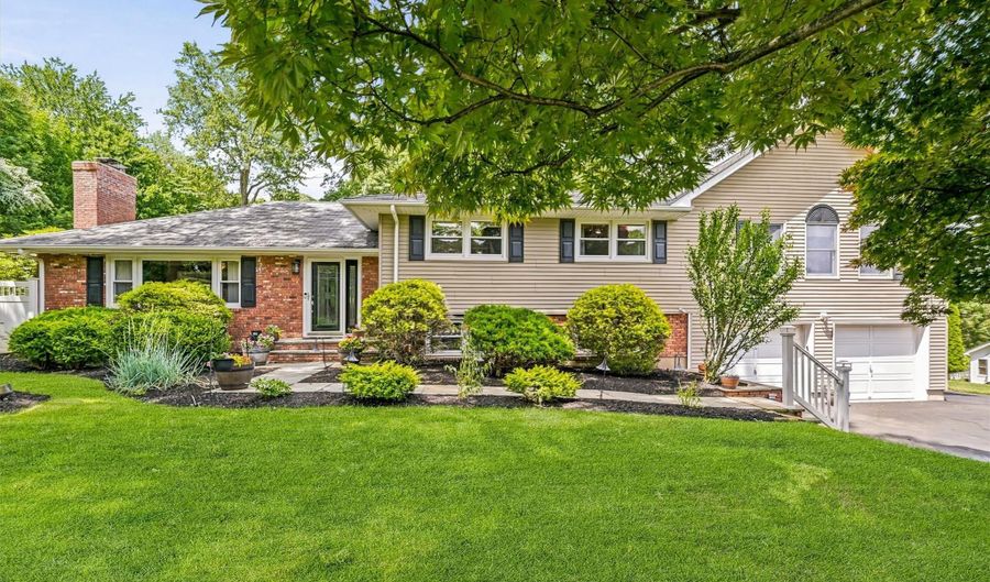 6 Biret Dr, Airmont, NY 10952 - 5 Beds, 4 Bath
