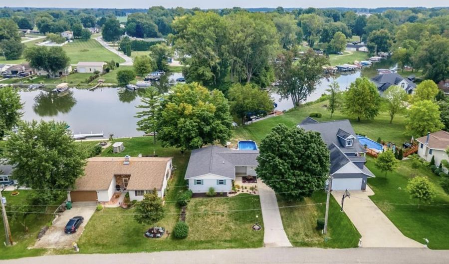 11622 N Venetian Way, Cromwell, IN 46732 - 3 Beds, 2 Bath
