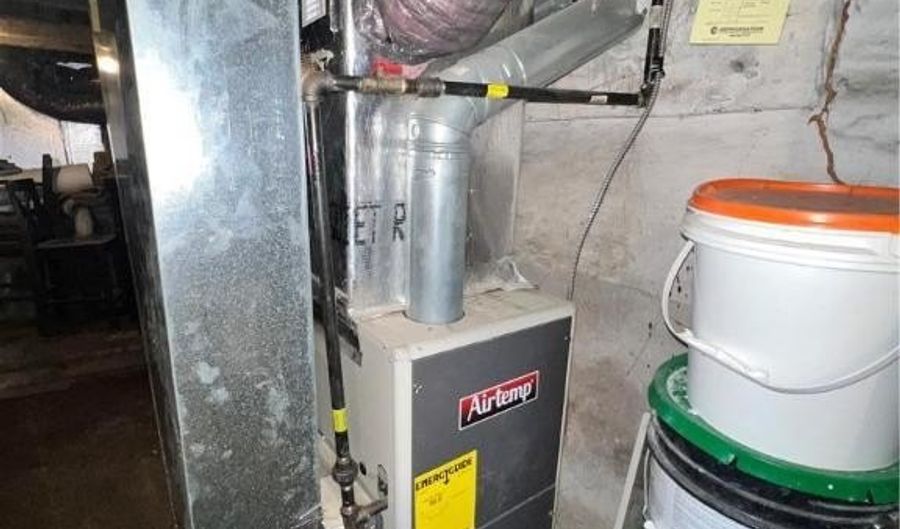 622 N Silk St, Allentown, PA 18102 - 2 Beds, 1 Bath