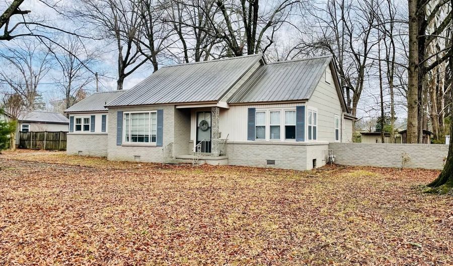 210 Bates St, Batesville, MS 38606 - 3 Beds, 2 Bath