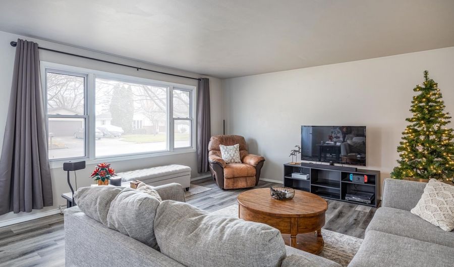 2915 S GLADYS Ave, Appleton, WI 54915 - 3 Beds, 1 Bath