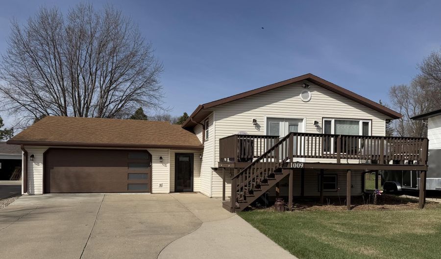 1009 Willow Dr, Aberdeen, SD 57401 - 4 Beds, 3 Bath