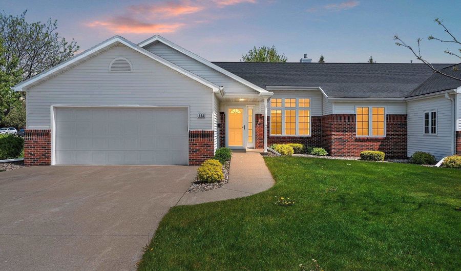 923 W WINDTREE Dr, Appleton, WI 54914 - 3 Beds, 2 Bath