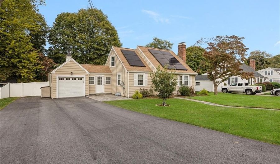 22 Franconia Dr, Cranston, RI 02920 - 3 Beds, 2 Bath