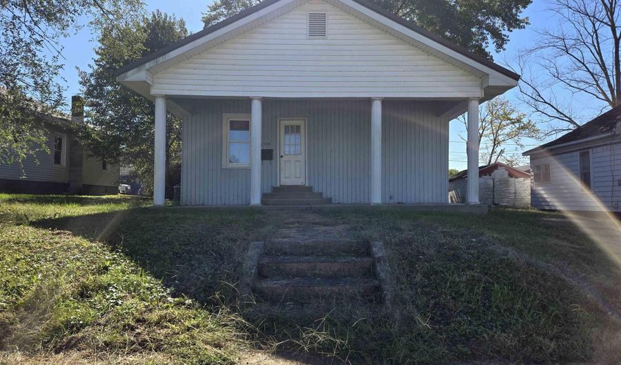 909 W 4th St, Bicknell, IN 47512 - 2 Beds, 2 Bath