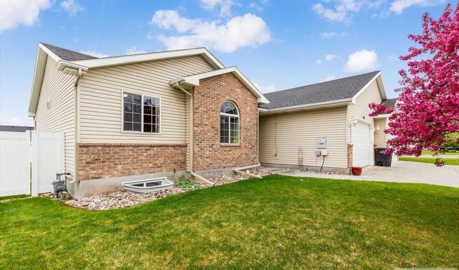 967 Clara Ct, Ammon, ID 83406 - 5 Beds, 2 Bath