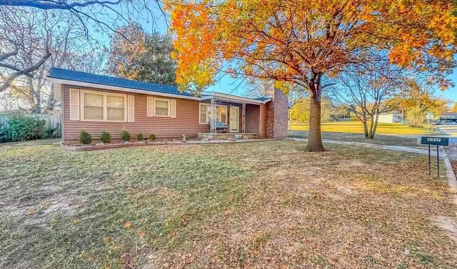 2017 N A St, Arkansas City, KS 67005 - 2 Beds, 1 Bath