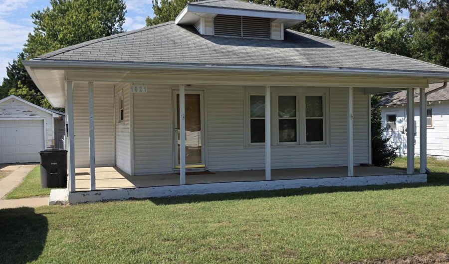 1021 N 3rd St, Arkansas City, KS 67005 - 2 Beds, 1 Bath