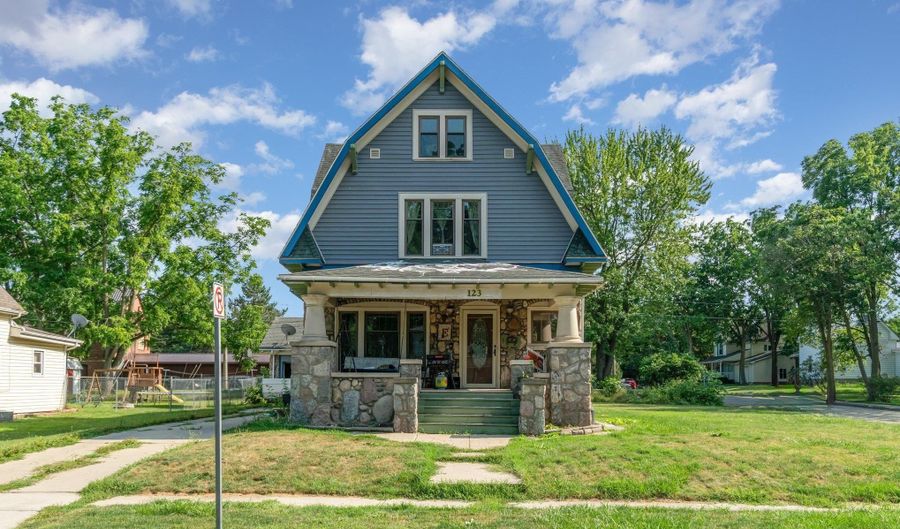 123 W End St, Alma, MI 48801 - 8 Beds, 2 Bath