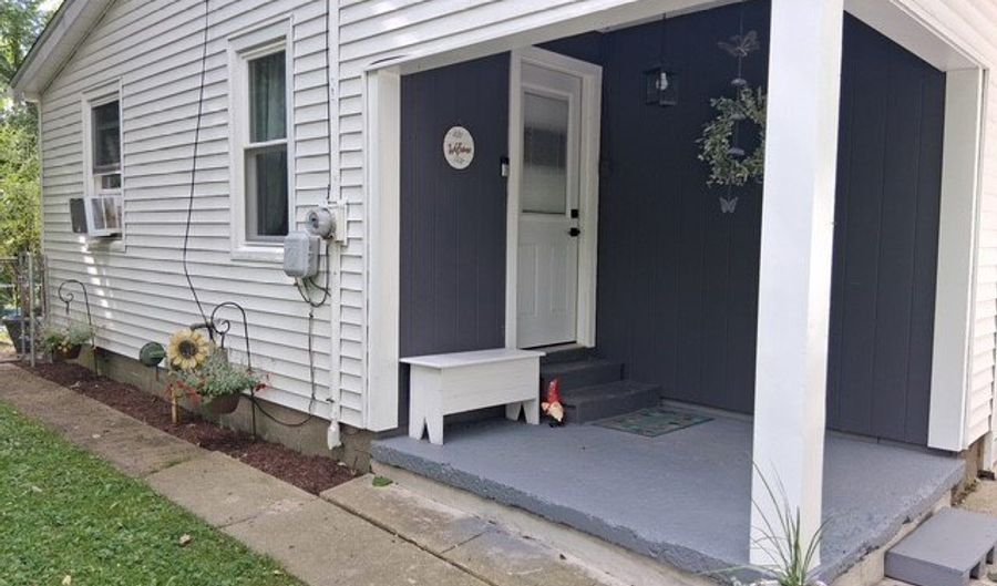 906 Dora Ln, Aurora, OH 44202 - 2 Beds, 1 Bath