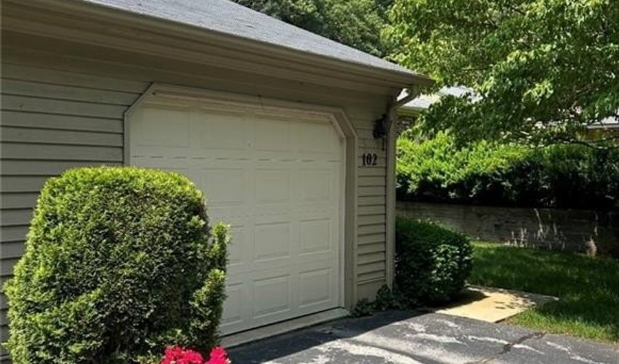 102 Pine Glen Dr, East Greenwich, RI 02818 - 2 Beds, 2 Bath