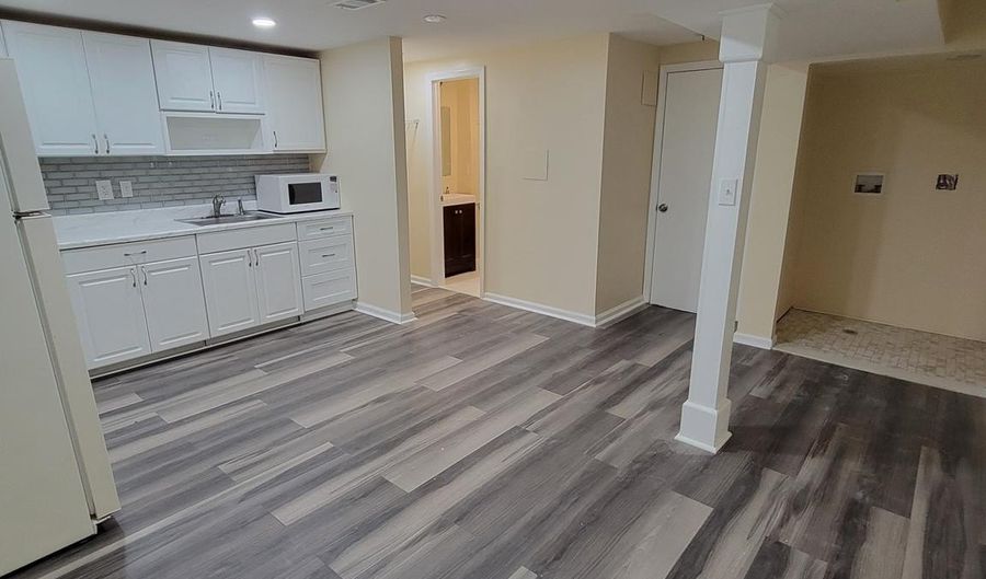5116 CAVERLY Pl, Beltsville, MD 20705 - 2 Beds, 1 Bath