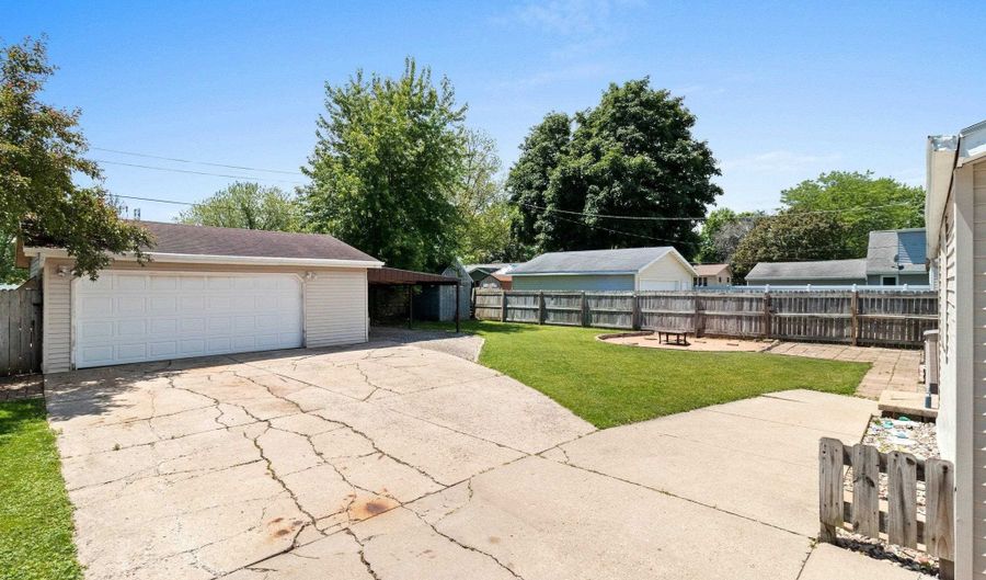 1513 E PLAZA Dr, Appleton, WI 54915 - 3 Beds, 1 Bath