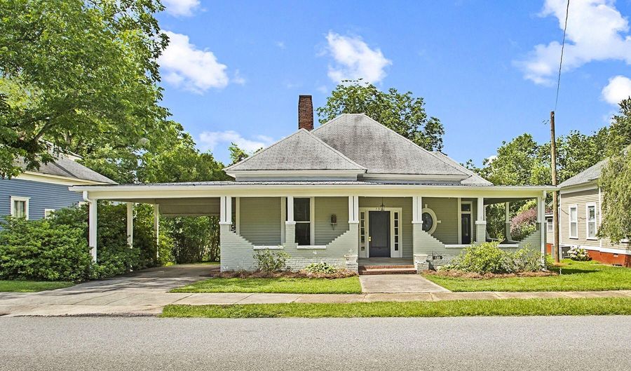 135 Holmes St, Barnesville, GA 30204 - 4 Beds, 2 Bath