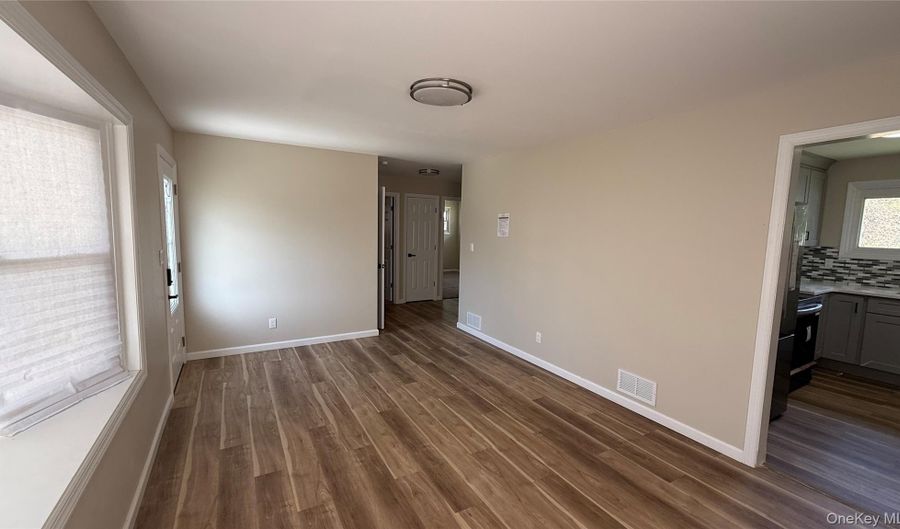 32 Penndale Dr, Amityville, NY 11701 - 3 Beds, 1 Bath