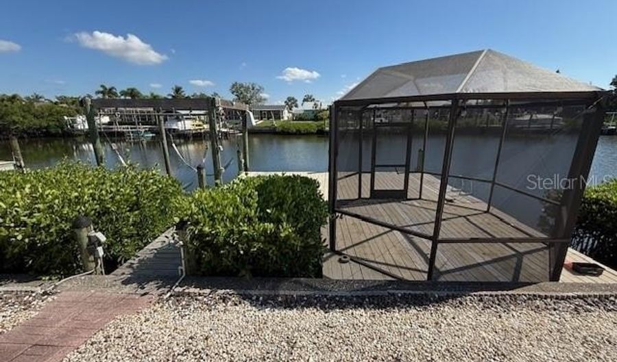 906 CHIPAWAY Dr, Apollo Beach, FL 33572 - 4 Beds, 3 Bath