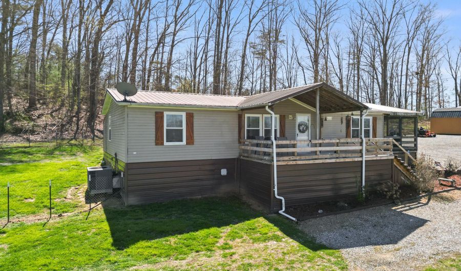645 647 Seaton Rd, Afton, TN 37616 - 3 Beds, 2 Bath
