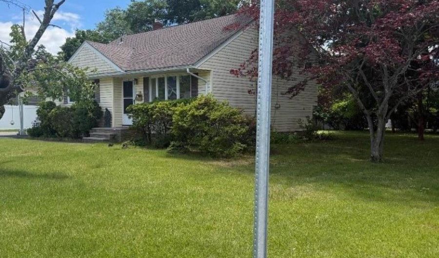 19 Anthony Blvd, Bayonne, NJ 07035 - 3 Beds, 2 Bath