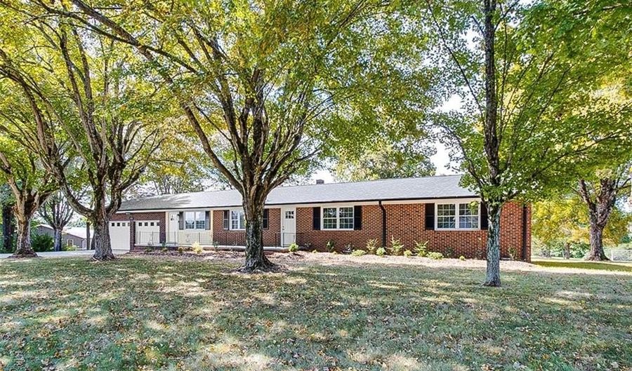 3828 Zoo Pkwy, Asheboro, NC 27205 - 3 Beds, 2 Bath