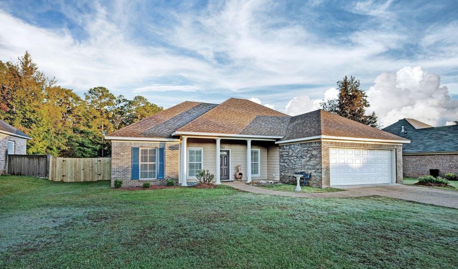 301 Old Town Cir, Brandon, MS 39042 - 3 Beds, 2 Bath