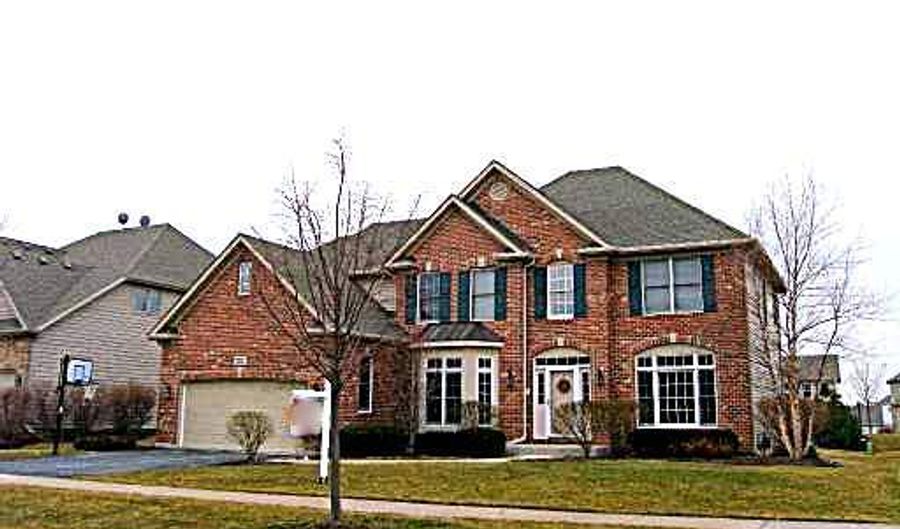 702 Chasewood Dr, South Elgin, IL 60177 - 5 Beds, 4 Bath