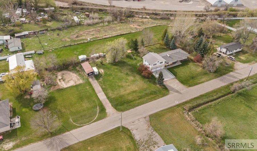 806 N 650 E, Basalt, ID 83218 - 5 Beds, 3 Bath