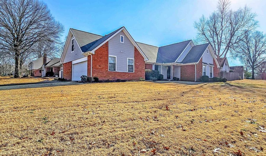 2368 W LAKE OAKS, Bartlett, TN 38134 - 3 Beds, 2 Bath