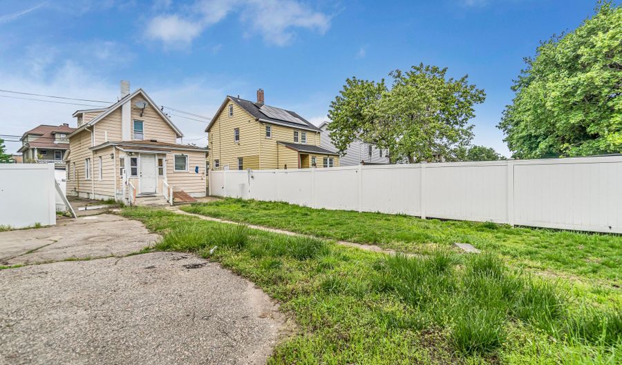 240 Eagle St, Bridgeport, CT 06607 - 2 Beds, 1 Bath