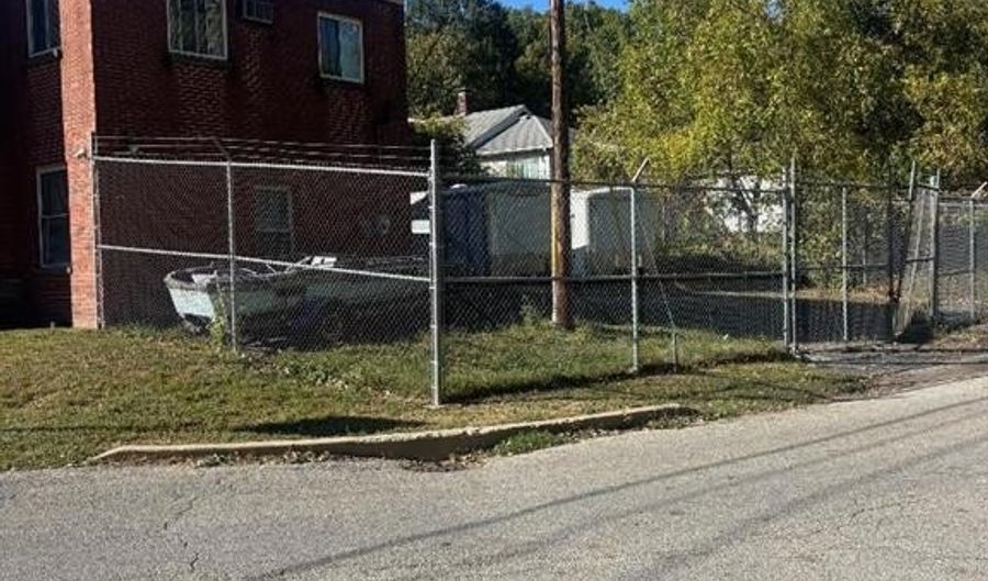 735 Park Dr, Alton, IL 62002 - 6 Beds, 3 Bath