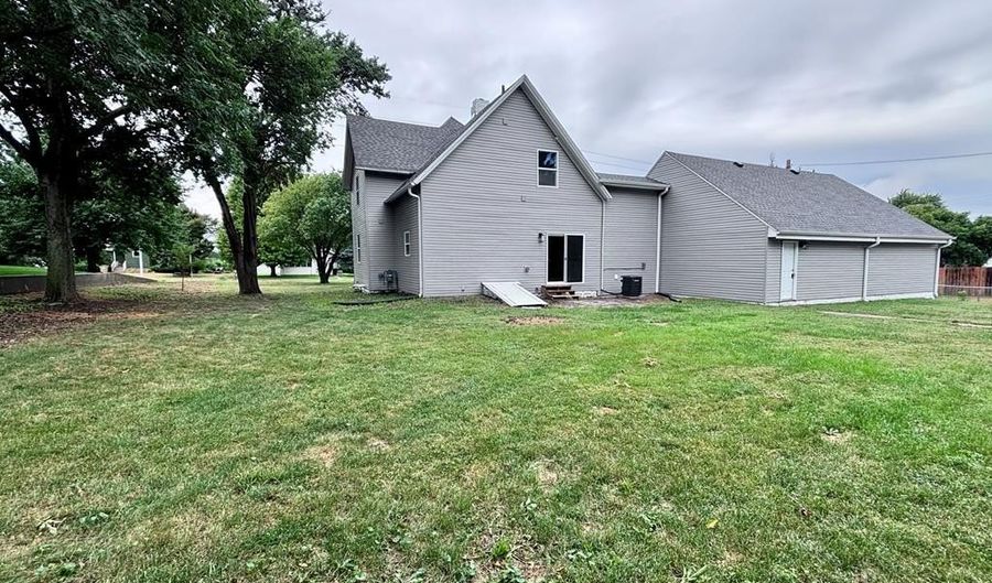 1120 16th St, Aurora, NE 68818 - 5 Beds, 2 Bath