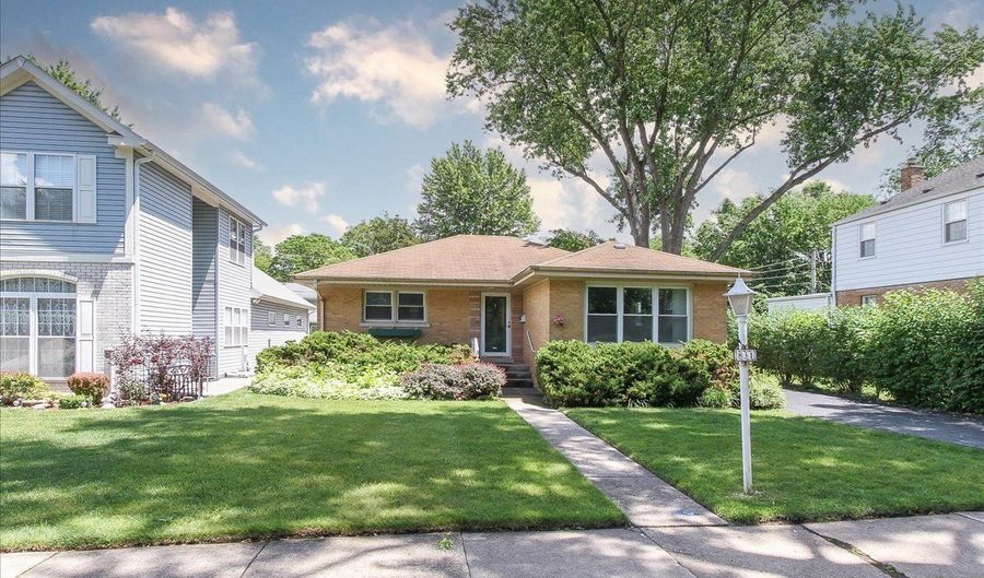831 S Mitchell Ave, Arlington Heights, IL 60005 - 3 Beds, 2 Bath