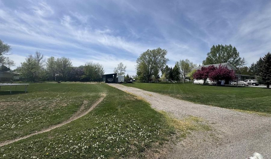 806 N 650 E, Basalt, ID 83218 - 5 Beds, 3 Bath