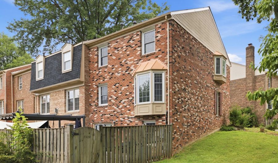 7428 FOUNTAIN HEAD Dr, Annandale, VA 22003 - 4 Beds, 4 Bath