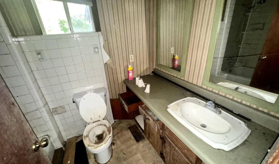 204 E Villanow St, Lafayette, GA 30728 - 3 Beds, 2 Bath
